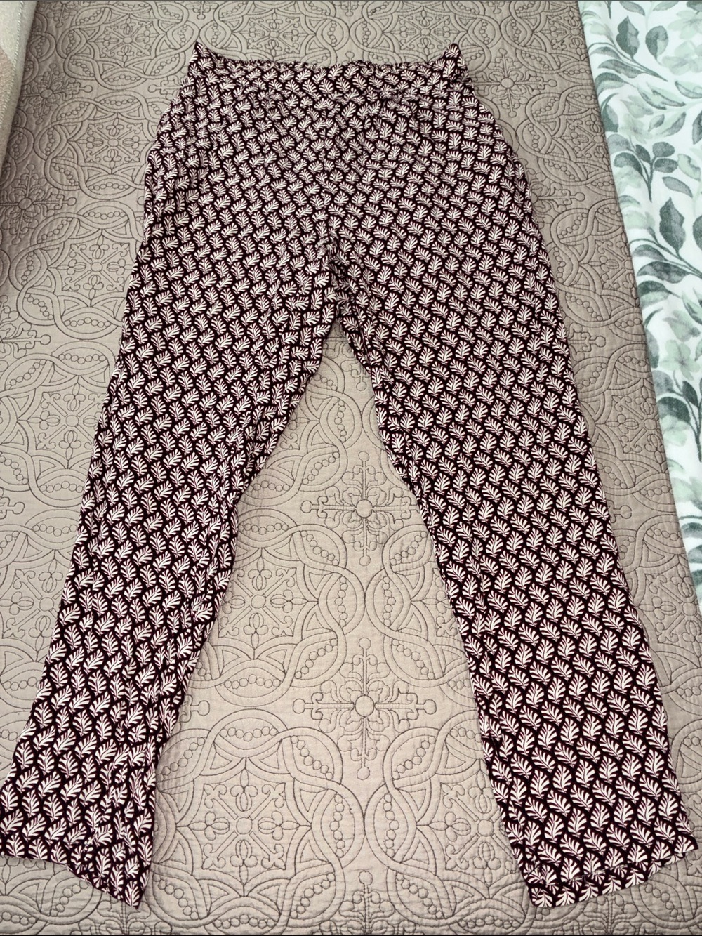 H&M NWOT Women’s Printed Maroon & White Pull-On Pants With 2 Side Pockets Size 8